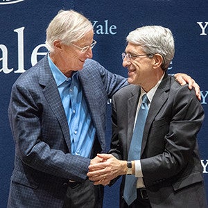 William Nordhaus and Yale President Peter Salovey shake hands at a press conference in honor of Nourdhaus’ Nobel win.
