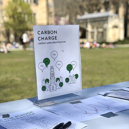 A carbon charge pledge display on Yale’s Cross Campus. 